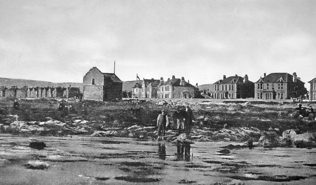 The original wooden bathing house inside the salt pans ruin sometime prior to it's destruction at the end of 1900. Photo from an old postcard.