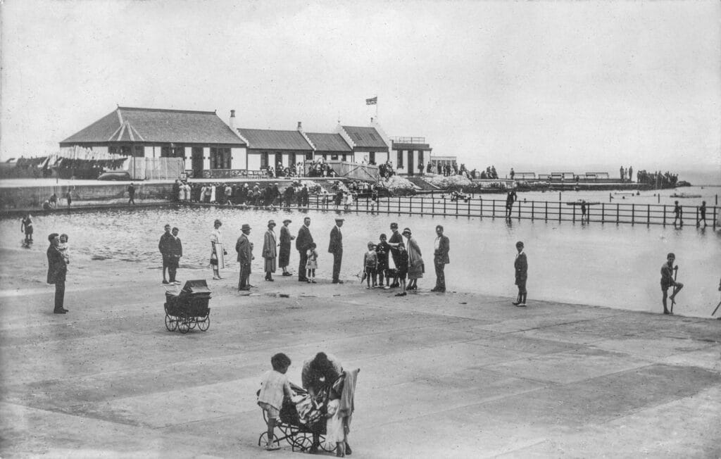 The bathing and yachting ponds around 1926. Photo from an old postcard.